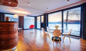 bilde på Premium Double Room, Balcony, Partial Lake View-1 King Bed and 1 Double Sofa Bed Non Refundable Free WiFi Free self parking Free breakfast
