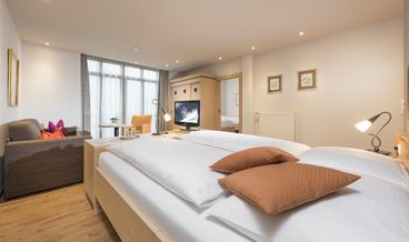 bilde på Family Room, 2 Bedrooms-2 Twin Beds and 1 Double Bed Free WiFi Free breakfast Free valet parking Free self parking