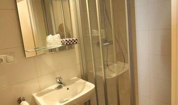 bilde på Double Room, Private Bathroom-1 Queen Bed Free WiFi Free self parking