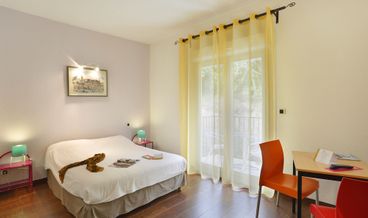 bilde på Double Room, daily cleaning service not provided-1 Queen Bed Free self parking Free WiFi