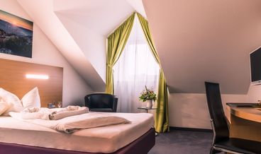 bilde på Double Room-1 King Bed Free WiFi Breakfast buffet Free self parking