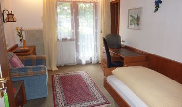 bilde på Double Room, Balcony, City View-1 Queen Bed Free WiFi Free self parking