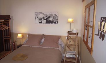 bilde på Triple Room (Senséenne)-1 Double Bed and 1 Twin Bed Free breakfast Free self parking Free WiFi