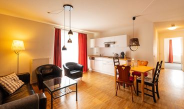bilde på Standard Studio with 1 Triple Room-1 Queen Bed and 1 Twin Bed Free breakfast Free self parking