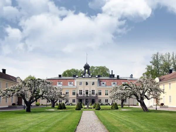 Södertuna Slott - Bo som en konge - FRONT