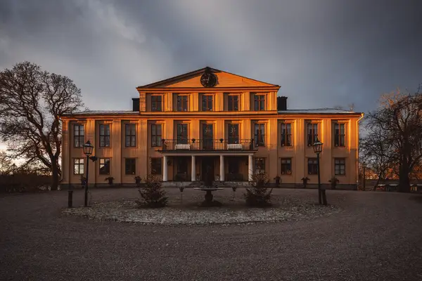 Krusenberg Herrgård - Bo som en konge - FRONT