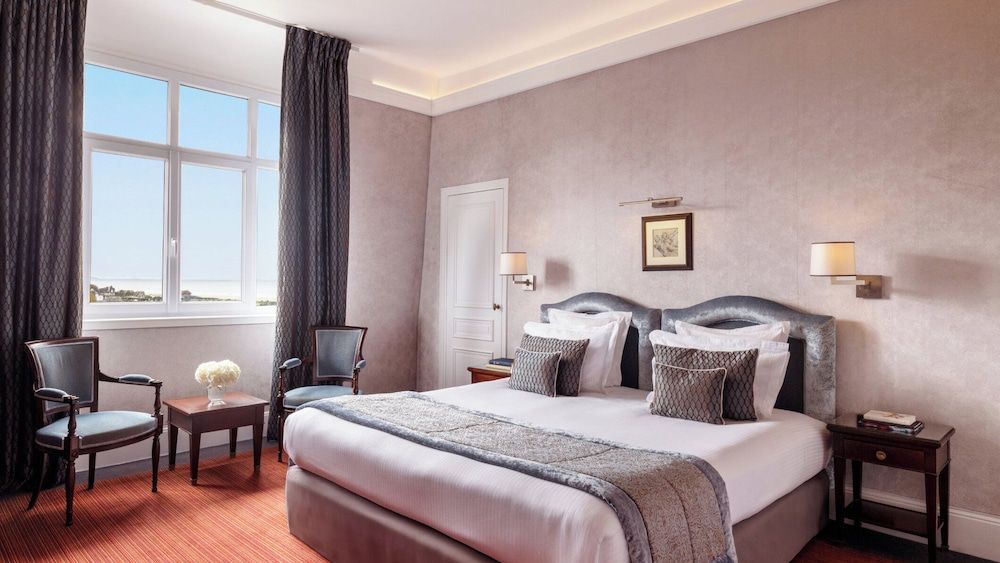 bilde på Rom – deluxe, 1 kingsize-seng, bassengutsikt