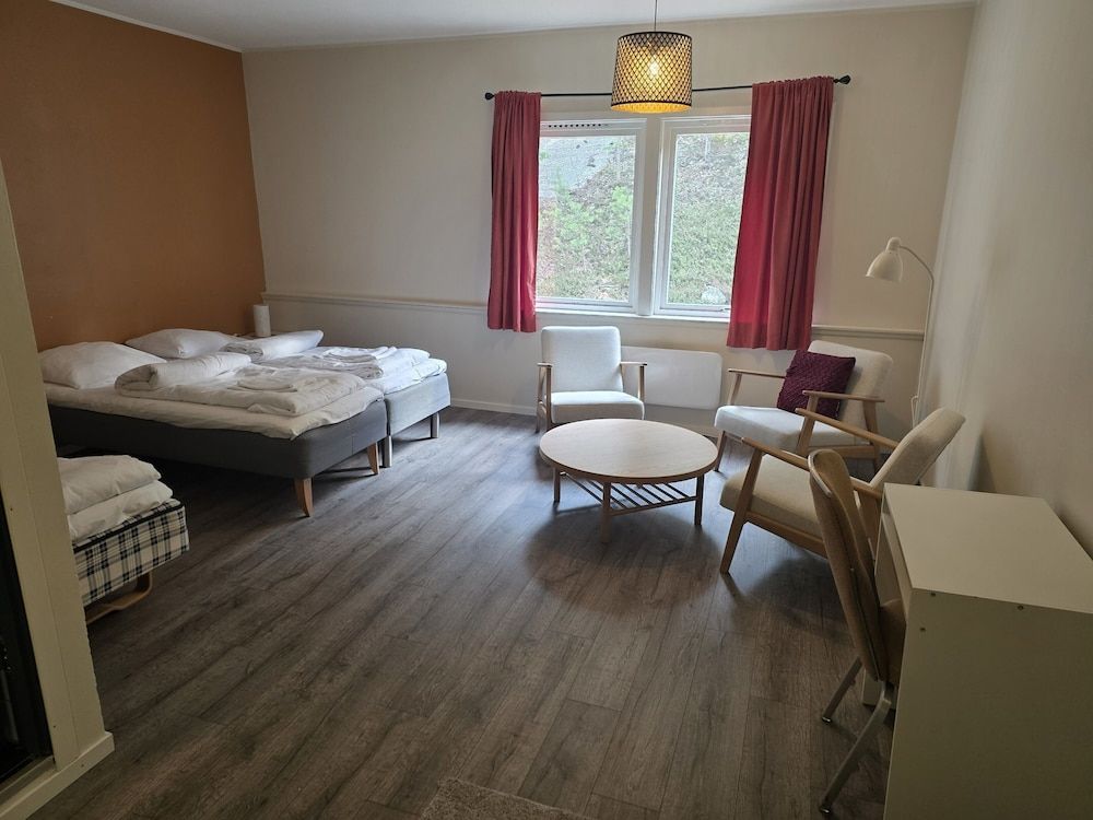 bilde på Tremannsrom, delvis sjøutsikt